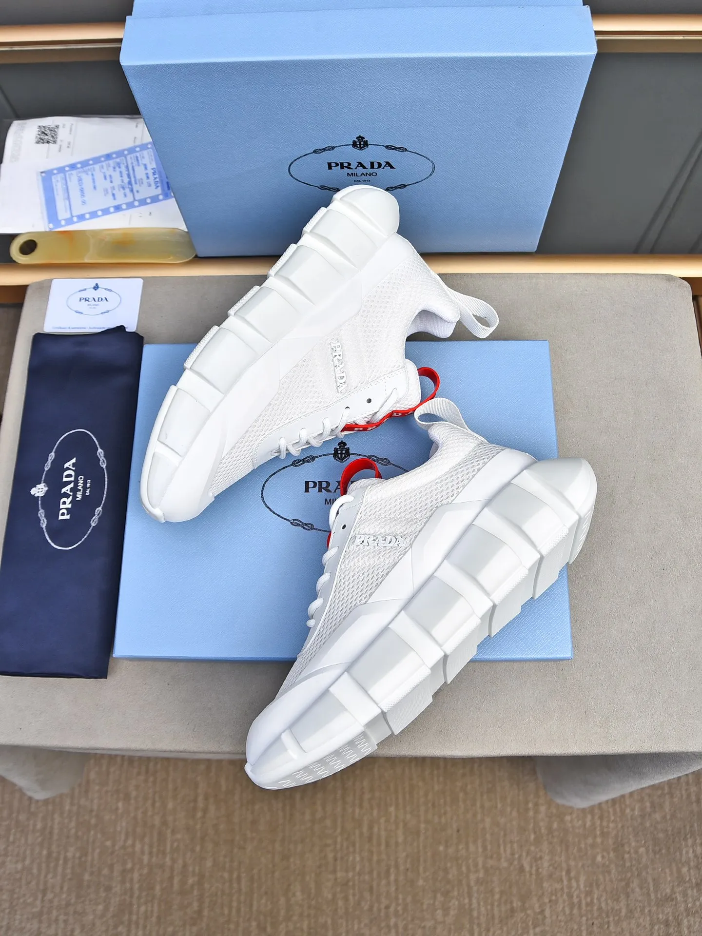 Men's shoes 💰480 PRADA/Prada men's lace-up casual sports shoes, the upper is made of cowhide leather and breathable mesh. It is soft, comfortable and breathable. The tongue is decorated with the PRADA brand letter logo. The thick rubber sole echoes the red label tongue. The style is fashionable and generous. The details are carefully crafted. A casual sports shoe with a super fashionable look on the foot. Excellent breathability!  Size: 38-44 (45 46 customized)